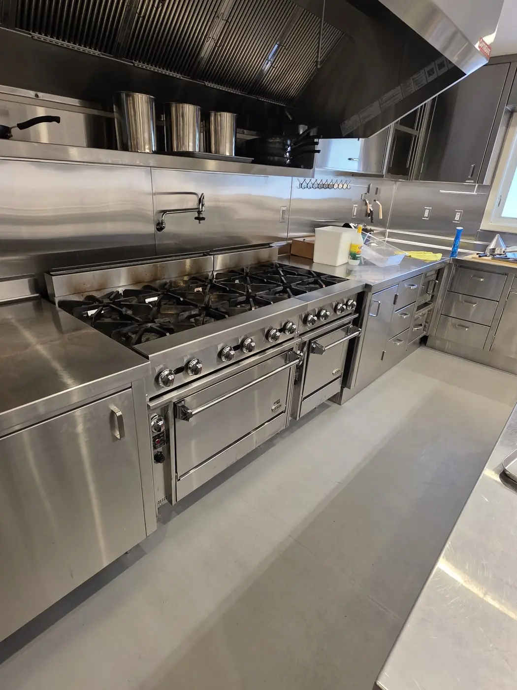 Commercial kitchen range hood installed by VOLT8