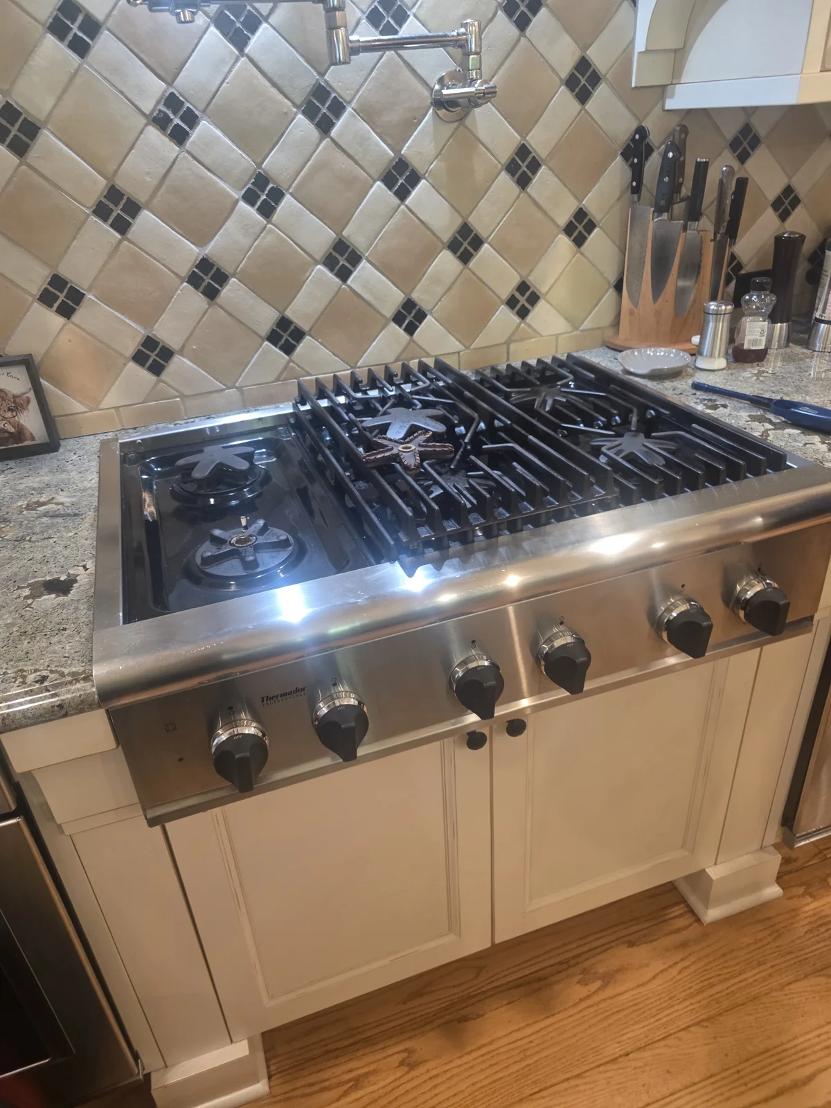Thermador gas rangetop with star-shaped burners and front controls