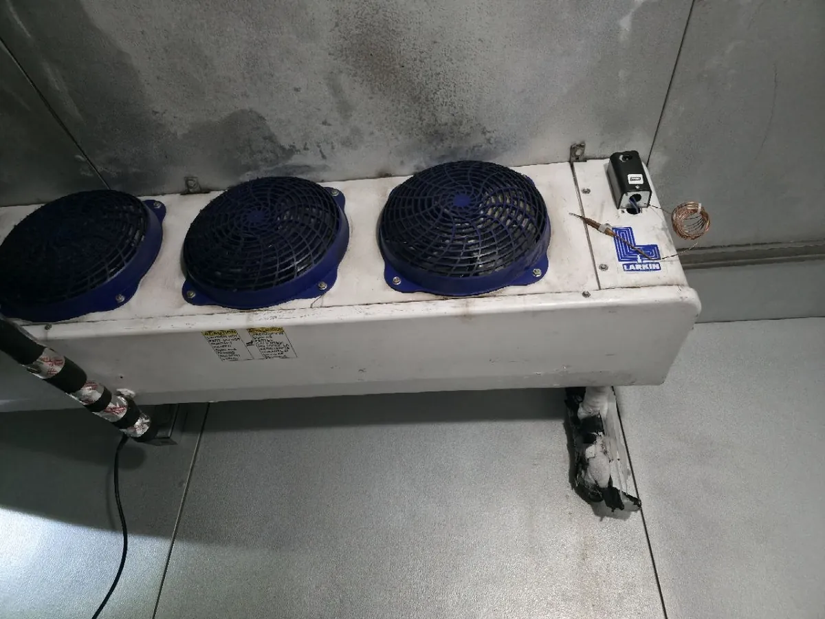 Evaporator unit mounted inside a walk-in box